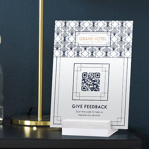 Bir otel odasında Geri Bildirim QR Kodu fikri 