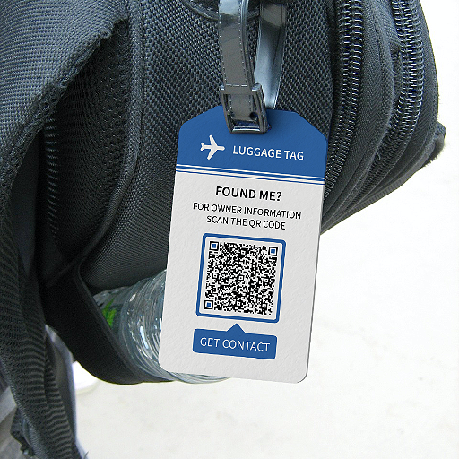 Bir bagaj etiketinde vCard QR Kodu fikri